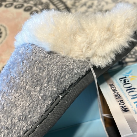 Isotoners Slippers Memory Foam Gray Indoor Outdoor Sole Womens 7.5-8 - Picture 3 of 11